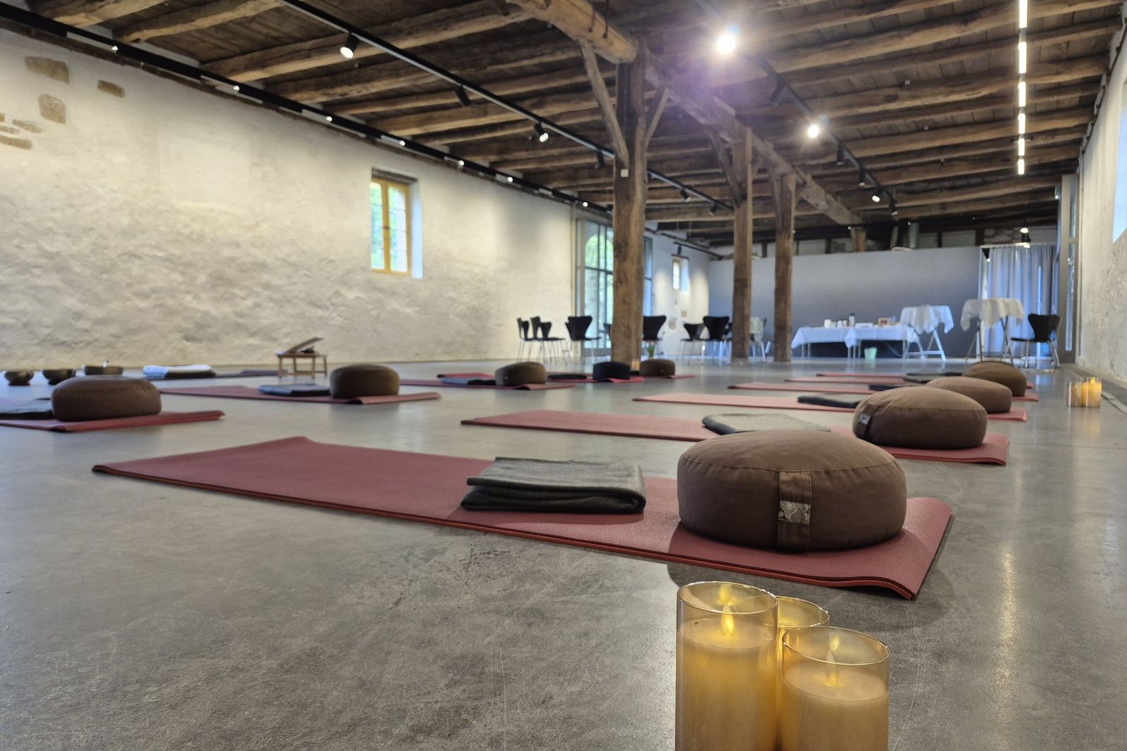 Vorbereiteter Übungsraum in der Scheune am Kloster Bentlage